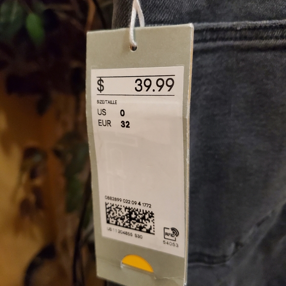 H&M Embrace High Ankle Black Skinny Jeans - Picture 4 of 11